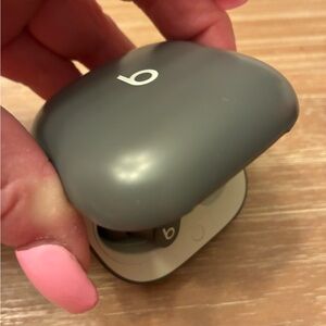 BEATS! 1 GRAY Ear Bud! Works perfectly! Comes in charging Case!